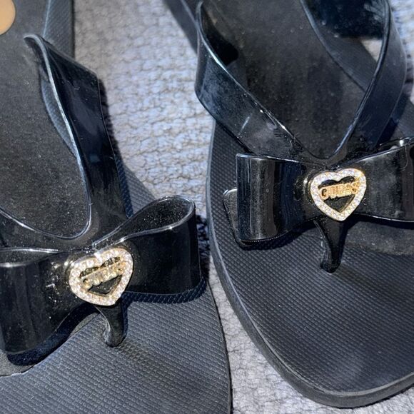 Guess Black Flip Flop Sandals with Gold Heart Bow‎ Charm Size 8 - Picture 3 of 6